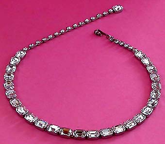 a beautiful vintage costume jewelry necklace unsigned