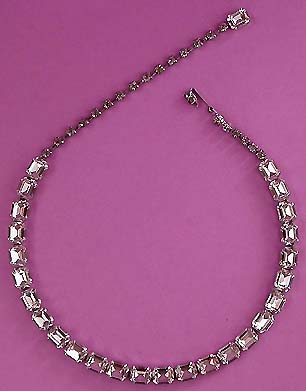 a beautiful vintage costume jewelry necklace unsigned