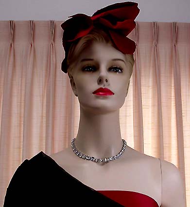 a beautiful vintage costume jewelry necklace unsigned