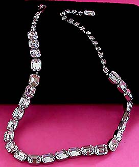 a beautiful vintage costume jewelry necklace unsigned