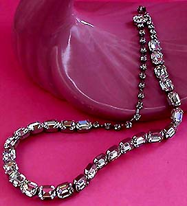a beautiful vintage costume jewelry necklace unsigned