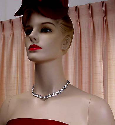 a beautiful vintage costume jewelry necklace unsigned