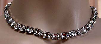 a beautiful vintage costume jewelry necklace unsigned