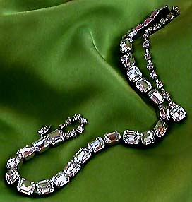 a beautiful vintage costume jewelry necklace unsigned