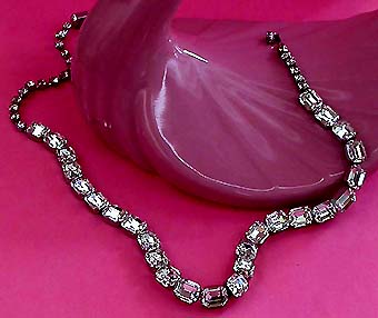 a beautiful vintage costume jewelry necklace unsigned