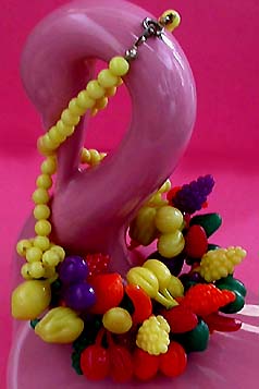 a beautiful vintage costume jewelry necklace unsigned