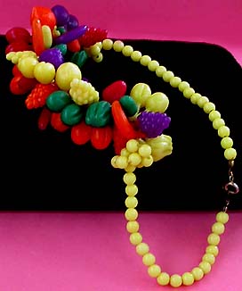 a beautiful vintage costume jewelry necklace unsigned