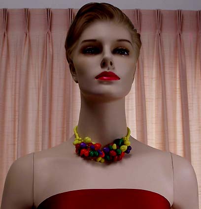 a beautiful vintage costume jewelry necklace unsigned