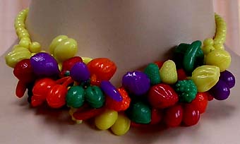 a beautiful vintage costume jewelry necklace unsigned