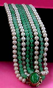 a beautiful vintage costume jewelry necklace unsigned