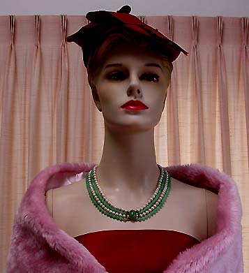a beautiful vintage costume jewelry necklace unsigned