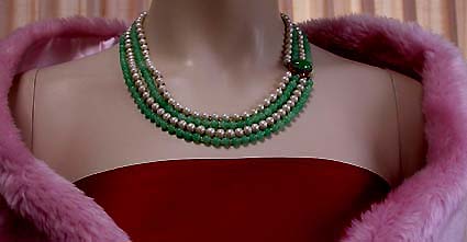 a beautiful vintage costume jewelry necklace unsigned