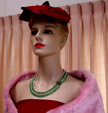 a beautiful vintage costume jewelry necklace unsigned