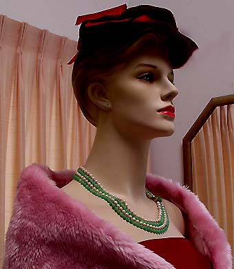 a beautiful vintage costume jewelry necklace unsigned