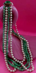 a beautiful vintage costume jewelry necklace unsigned