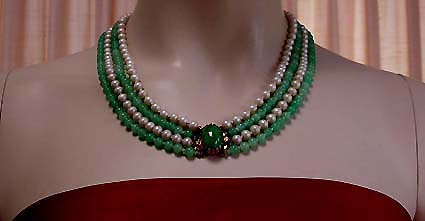 a beautiful vintage costume jewelry necklace unsigned