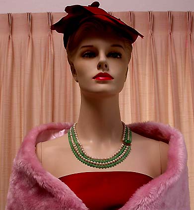 a beautiful vintage costume jewelry necklace unsigned