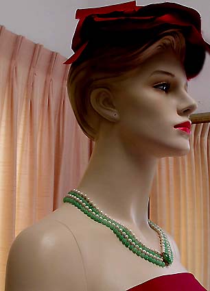 a beautiful vintage costume jewelry necklace unsigned