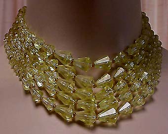 a beautiful vintage costume jewelry necklace unsigned