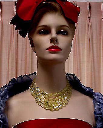 a beautiful vintage costume jewelry necklace unsigned