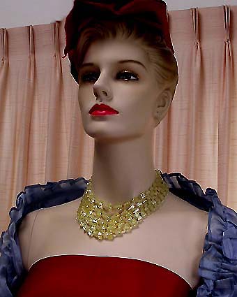 a beautiful vintage costume jewelry necklace unsigned