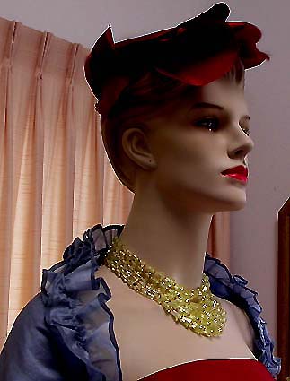 a beautiful vintage costume jewelry necklace unsigned