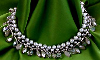a beautiful vintage costume jewelry necklace unsigned