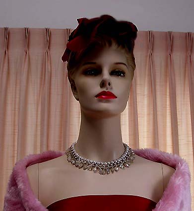 a beautiful vintage costume jewelry necklace unsigned