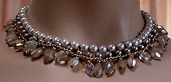 a beautiful vintage costume jewelry necklace unsigned