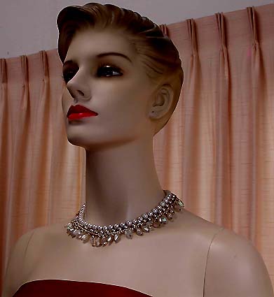 a beautiful vintage costume jewelry necklace unsigned