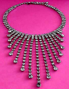 a beautiful vintage costume jewelry necklace unsigned