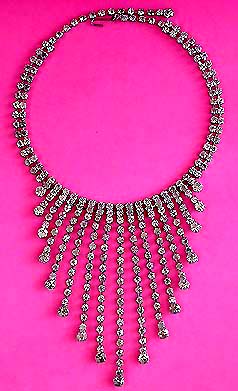 a beautiful vintage costume jewelry necklace unsigned