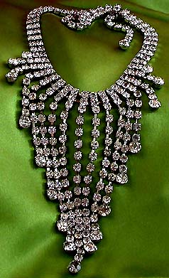 a beautiful vintage costume jewelry necklace unsigned