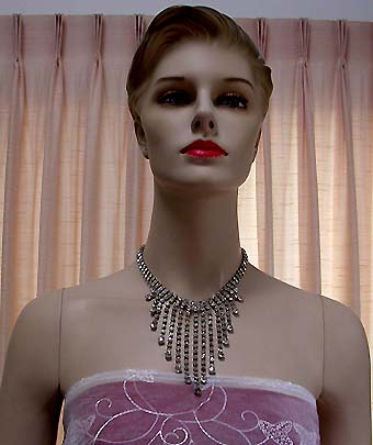 a beautiful vintage costume jewelry necklace unsigned