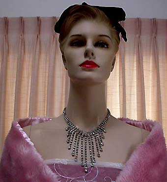 a beautiful vintage costume jewelry necklace unsigned