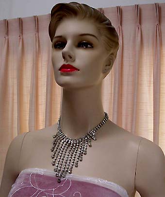 a beautiful vintage costume jewelry necklace unsigned