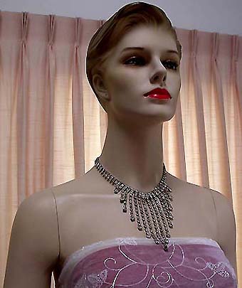 a beautiful vintage costume jewelry necklace unsigned