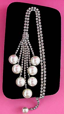 a beautiful vintage costume jewelry necklace unsigned