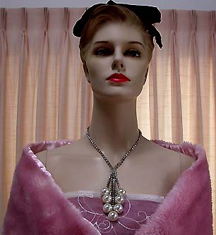 a beautiful vintage costume jewelry necklace unsigned