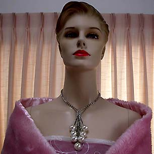 a beautiful vintage costume jewelry necklace unsigned