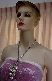 a beautiful vintage costume jewelry necklace unsigned