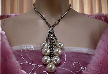 a beautiful vintage costume jewelry necklace unsigned