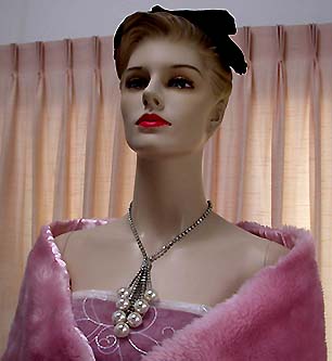 a beautiful vintage costume jewelry necklace unsigned