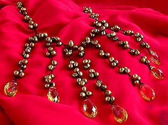 a beautiful vintage costume jewelry necklace unsigned