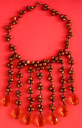 a beautiful vintage costume jewelry necklace unsigned