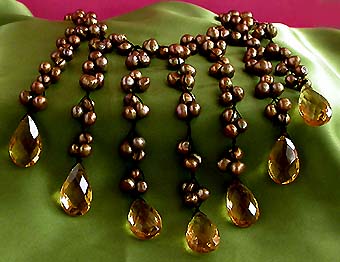 a beautiful vintage costume jewelry necklace unsigned