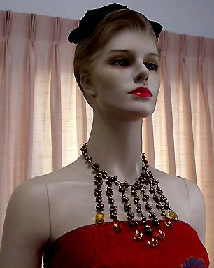 a beautiful vintage costume jewelry necklace unsigned