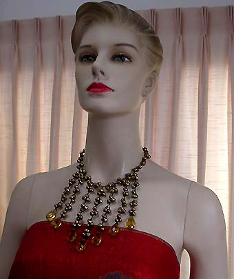 a beautiful vintage costume jewelry necklace unsigned