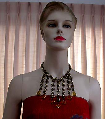 a beautiful vintage costume jewelry necklace unsigned