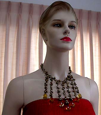 a beautiful vintage costume jewelry necklace unsigned